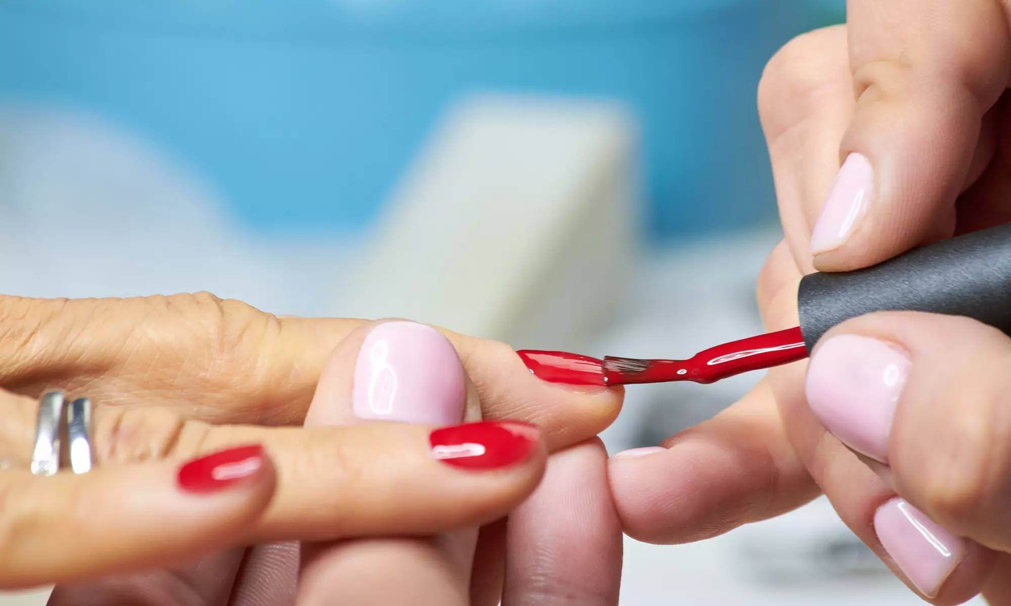 45-50 Min. Maniküre o. Pediküre inkl. Hand- bzw. Fuß-Massage & Shellac