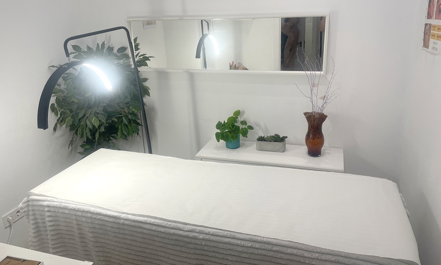 Image 3: Extensiones de pestañas con volumen natural o intermedio 