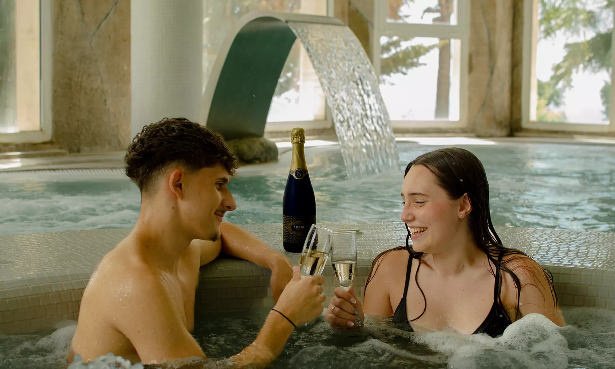 Circuito spa, masaje, facial Glow, cava y bombones, almuerzo o cena