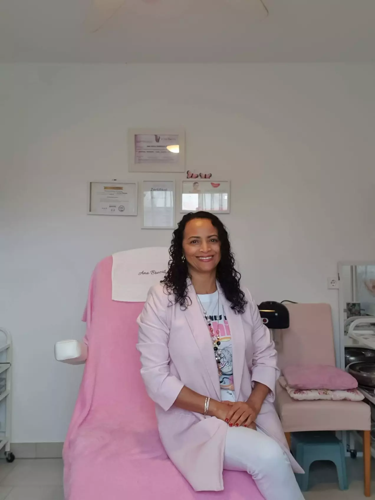 60 Min. Aqua-Facial mit 3 Geräten, 2 Masken & LED-Maske für 1 Person