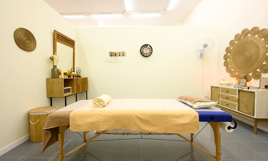 Image 2: Masaje tailandés individual o en pareja de 60 minutos 