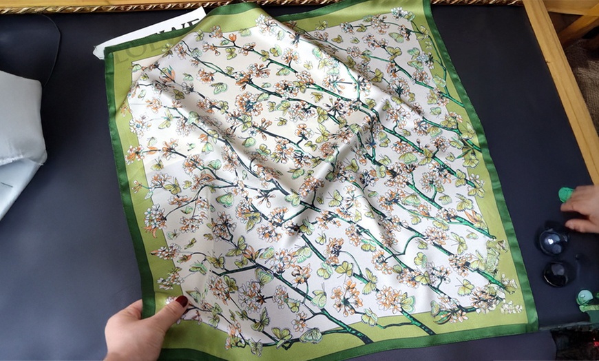 Image 3: Foulard en soie avec motif 
