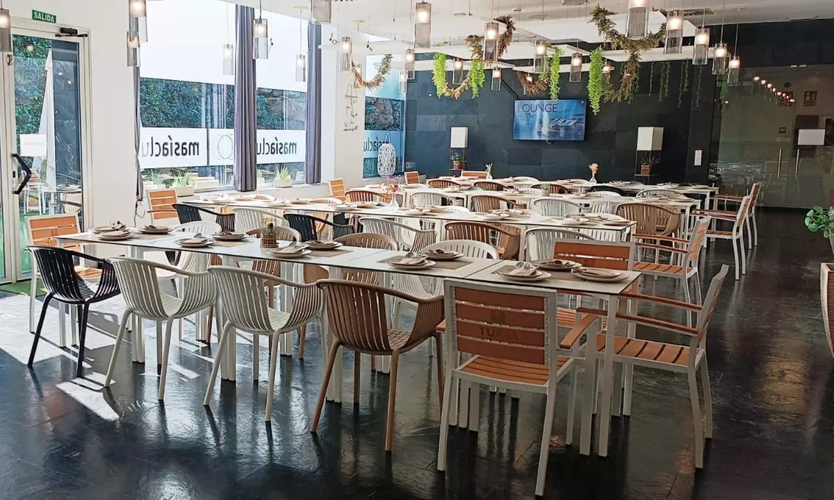 Relájate con acceso a spa, gimnasio y opciones de masaje y comida