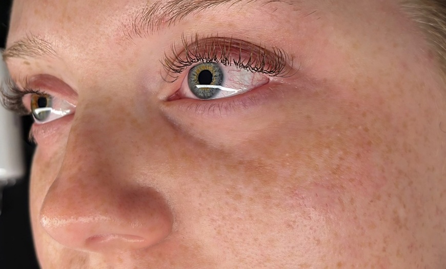 Image 10: 180-Min Classic, 210-Min Hybrid, or 180-Min Volume Lashes Extensions