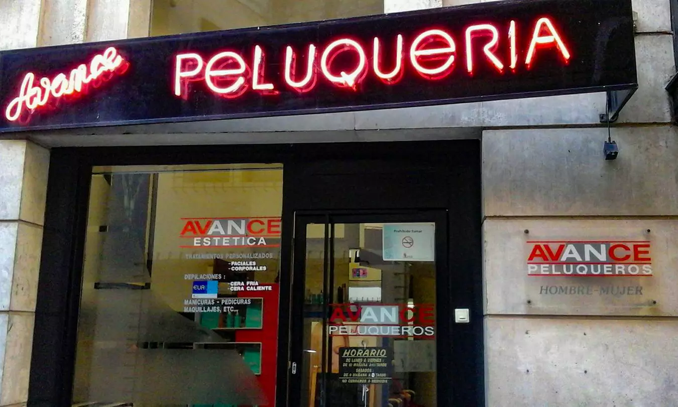 Pack de belleza a elegir con manicura semipermanente y limpieza facial o sesión de peluquería; ahorra un 76% - Second Medium