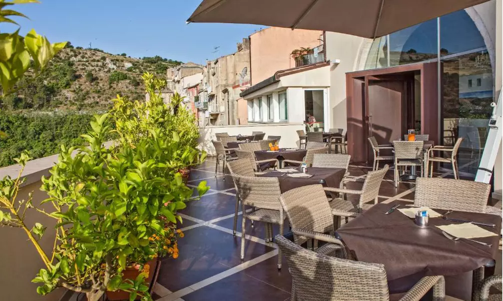 Ragusa 4*: camera Classic con colazione, drink e massaggio per 2