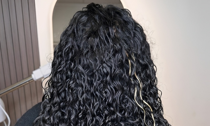 Image 7: Stralend haar met volume en glans na een professionele blowdry