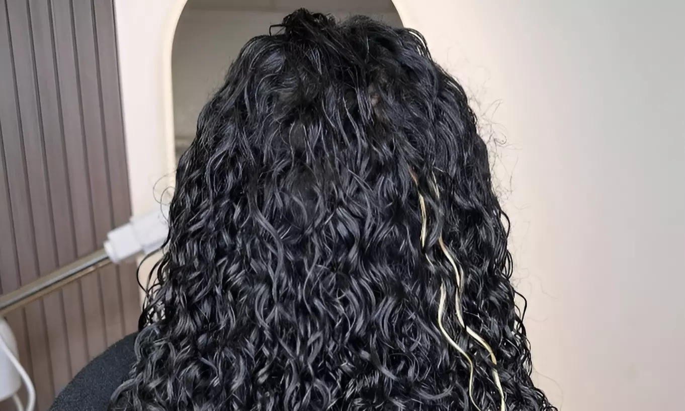 Stralend haar met volume en glans na een professionele blowdry