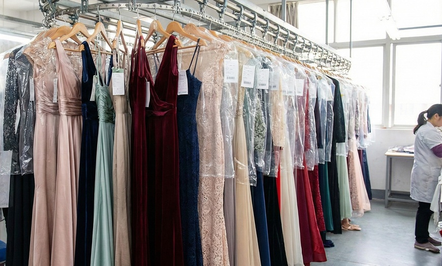 Image 2: Lavado, secado y planchado profesional de trajes y vestidos de fiesta