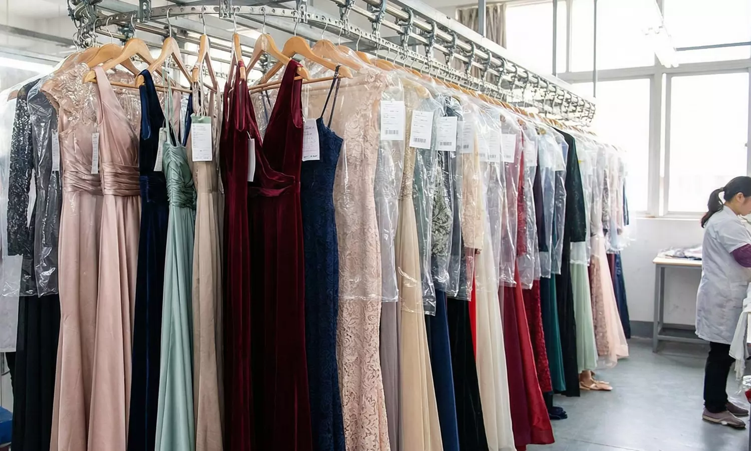 Lavado, secado y planchado profesional de trajes y vestidos de fiesta