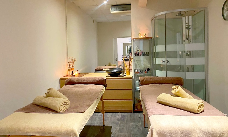 Image 2: Ritual romántico para 2: masaje relajante con cava o zumo y chocolate 