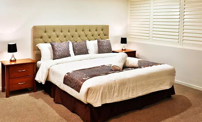 Kooralbyn:Queen Room, King Family Room up to 4 with Breakfast & more