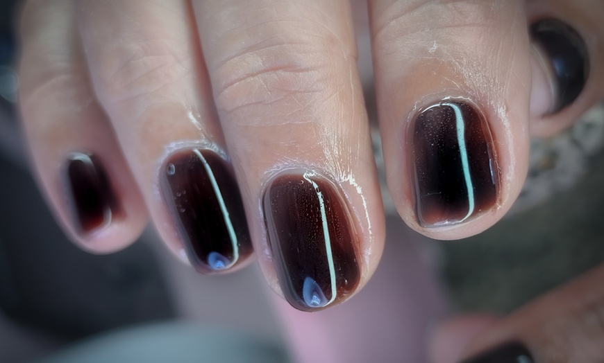 Image 3: Manicura, pedicura o manipedi con esmaltado normal o semipermanente