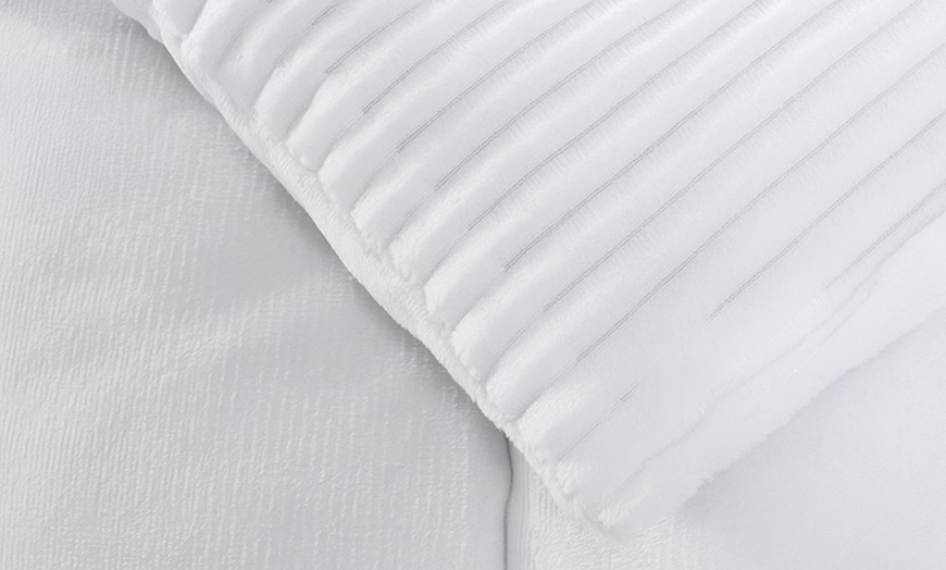 Image 6: Couette Sampur "Coton Club" 100 % microfibre finitions velours côtelé
