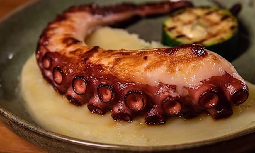 Image 1: Menú mediterráneo para 2 o 4 personas con postre y bebida en El Retiro