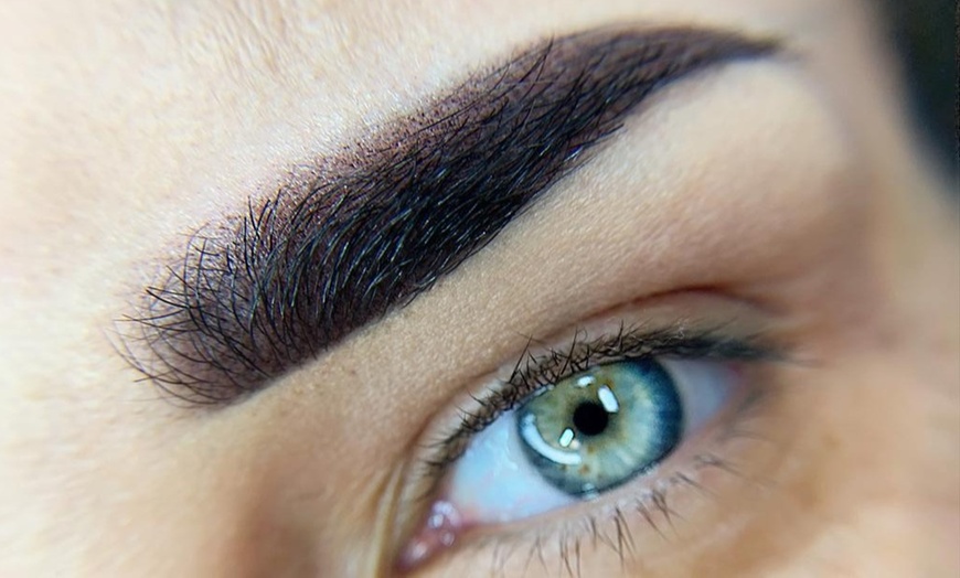 Image 1: Permanent mooie oogopslag: PMU behandeling naar keuze
