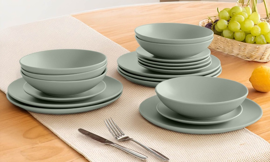 Image 1: Servizio di 18 piatti in porcellana