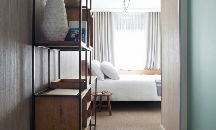 Image 5: London: Waterfront Floating Hotel Stay for 2