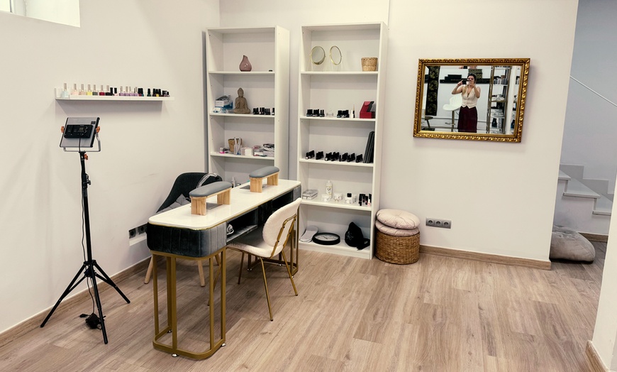 Image 2: 1 sesión de manicura tradicional o de gel con tratamiento extra 