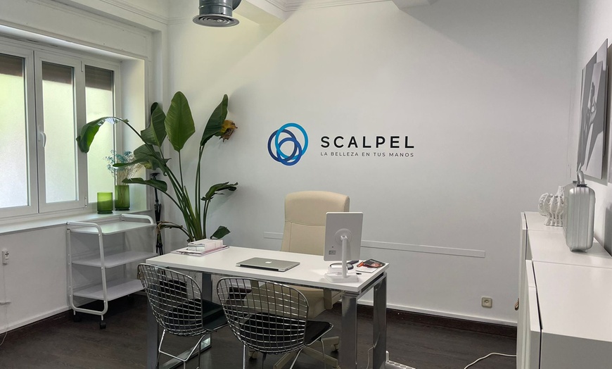 Image 2: Tratamiento reafirmante inyectado en tercio superior facial y retoque