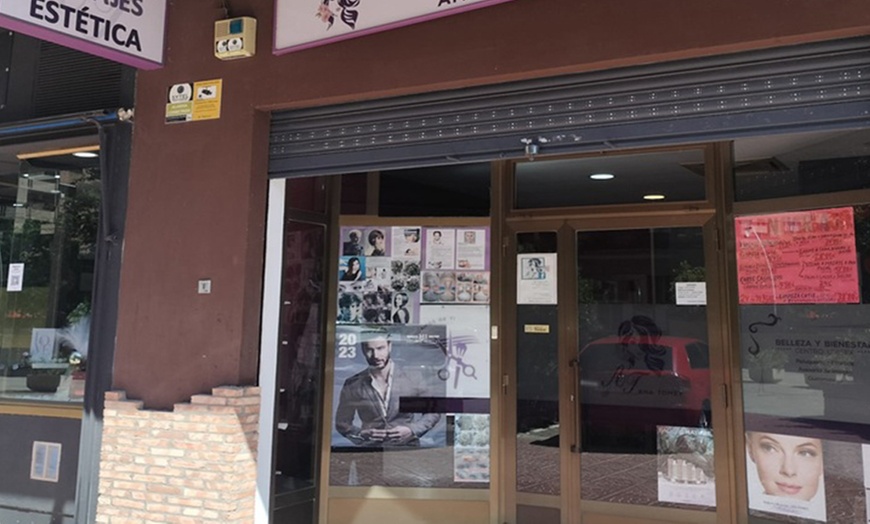 Image 8: Corte, secado y opción a mechas clásicas o tinte en raíz o completo