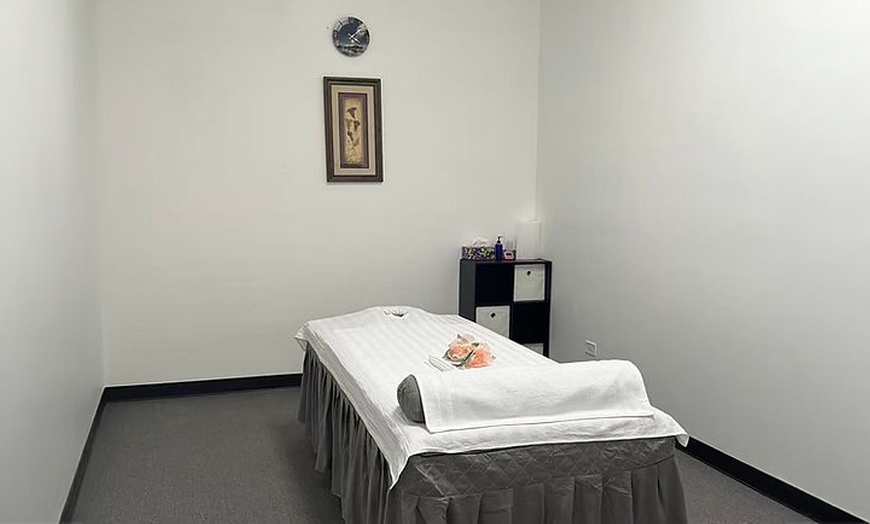 Image 2: 45-/60-Min Body Massage (Swedish or Deep Tissue) w/ Hot Stones or More