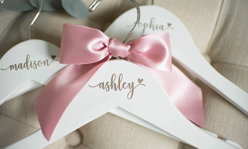 Image 4: Personalisierte Kleiderbügel aus Holz mit Namen und Datum