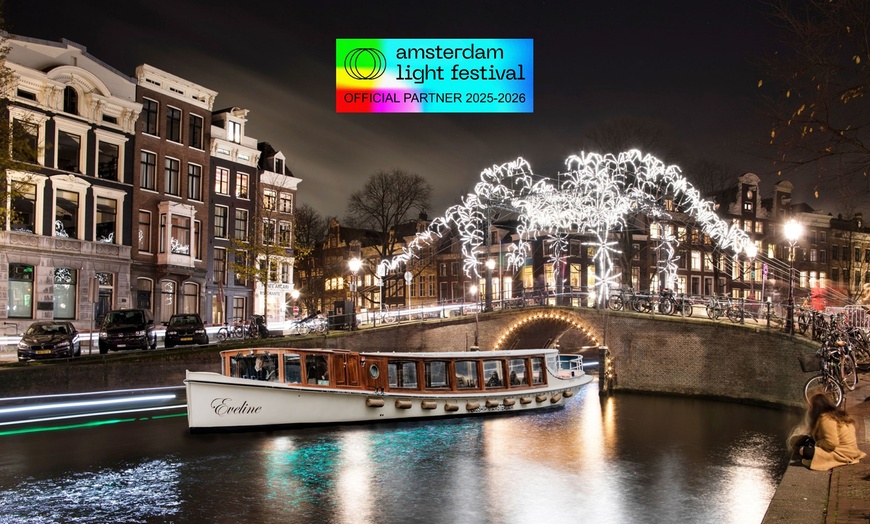 Image 1: Amsterdam Light Festival vanaf het water in een elektrische salonboot