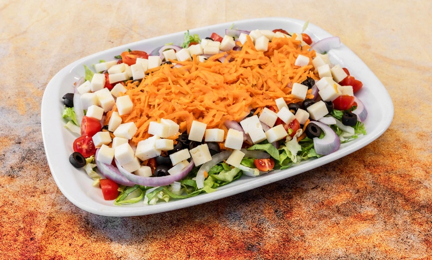 Image 2: Menú para 2 o 4 personas con entrantes, principales, postres y bebidas