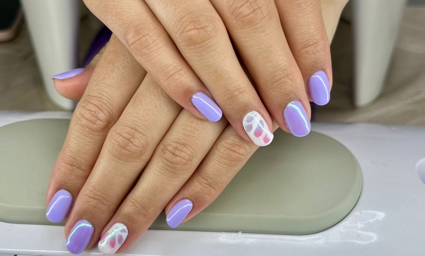 Image 11: Manicura, pedicura o uñas gel con esmaltado clásico o semipermanente 