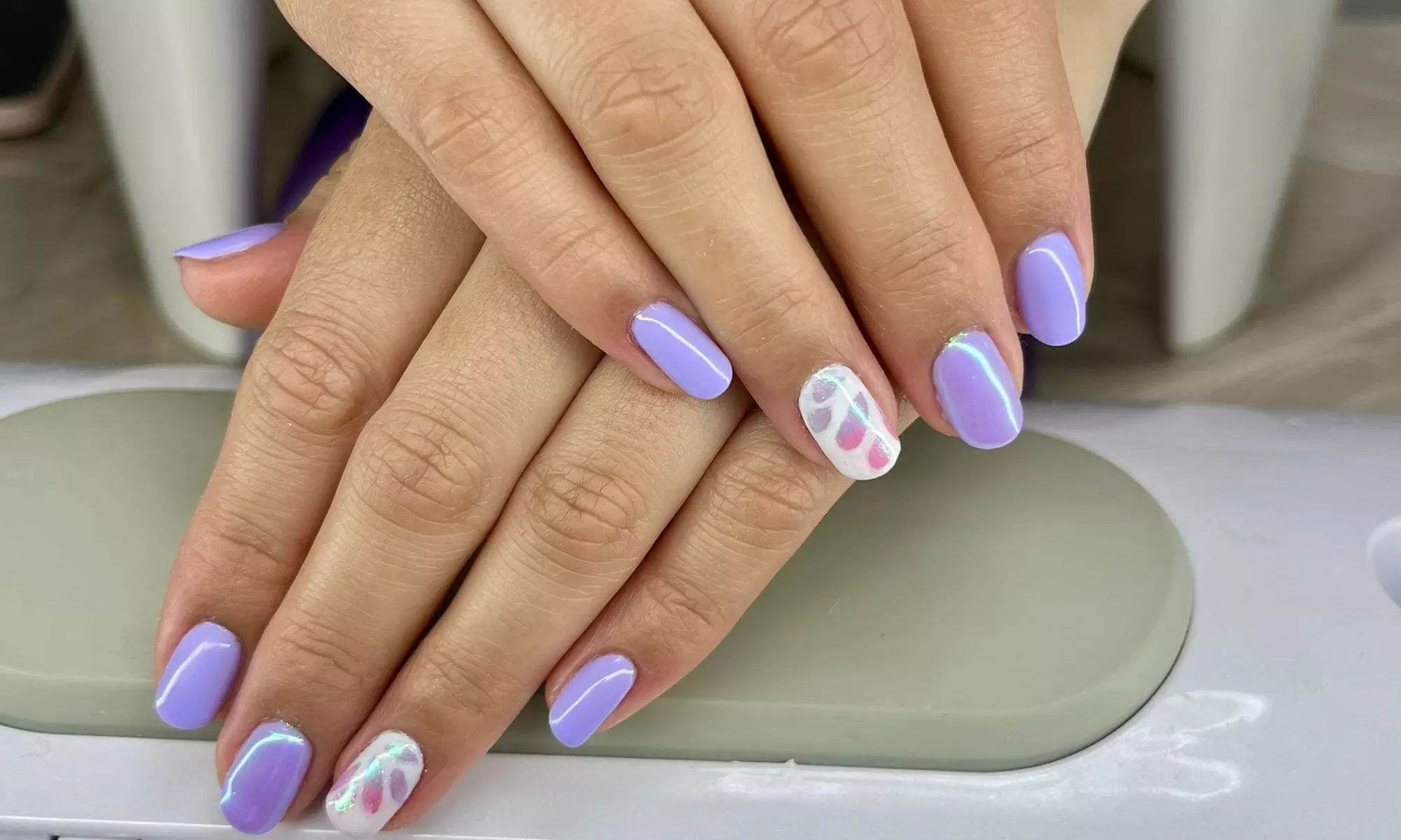 Manicura, pedicura o uñas gel con esmaltado clásico o semipermanente