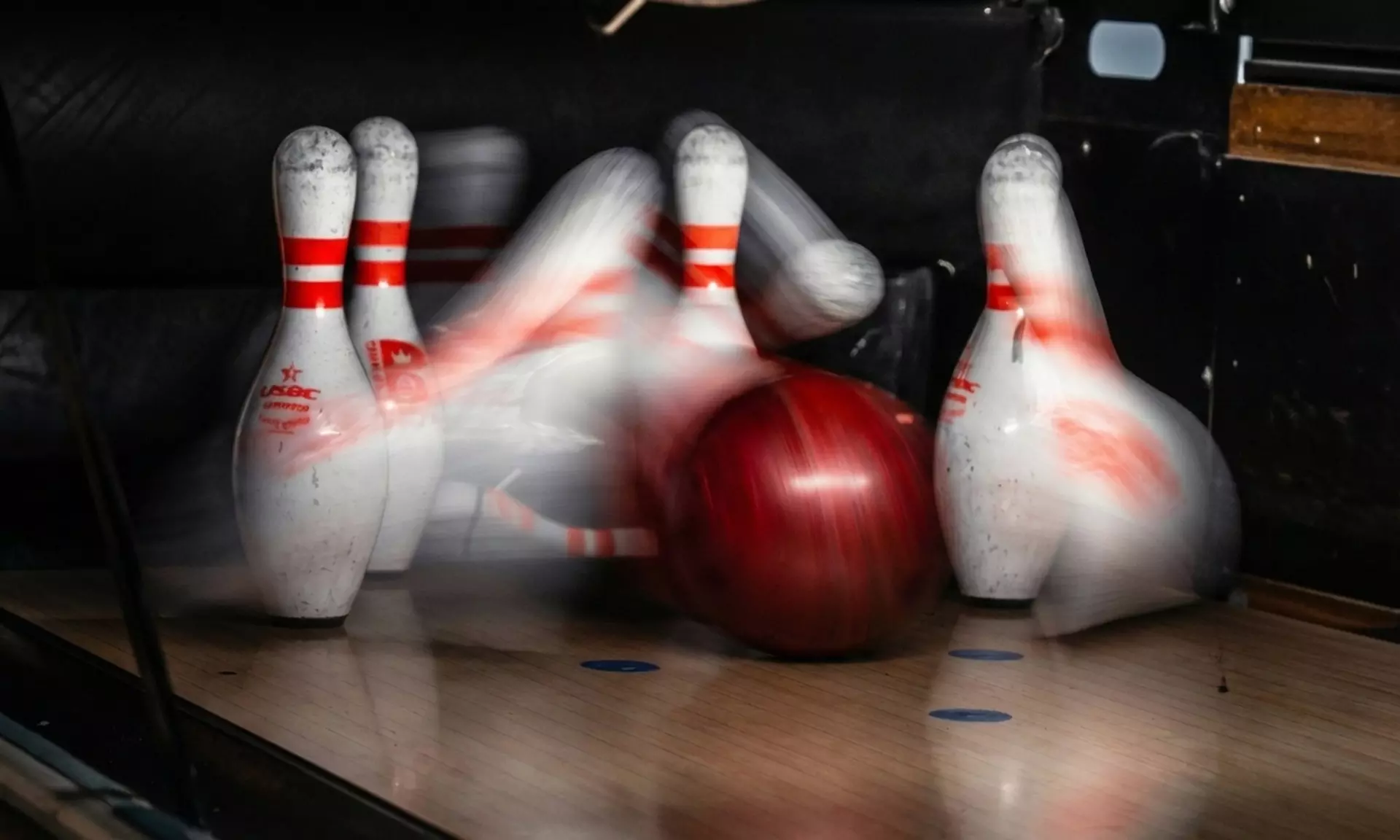 Spaß und Genuss in einem: 90 Min. Bowling inkl. 1 Pizza auf einer Bahn für bis zu 8 Personen (60% sparen)