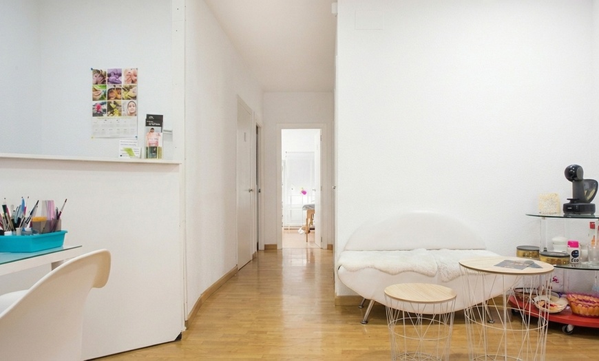 Image 2: Manicura a elegir o pedicura con esmaltado semipermanente para 1