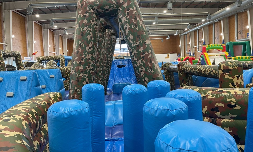 Image 5: Entrada al circuito de hinchables Crazy Warriors del 17 al 25 de abril