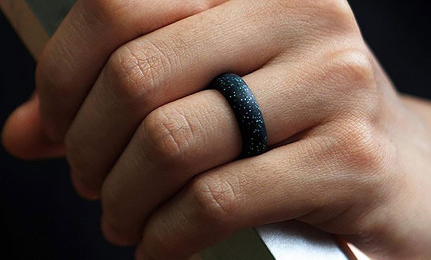 Image 5: 7 Pack Women's Silicone Wedding Bands Set Colorful Rubber Rings