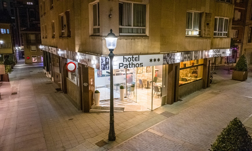 Image 11: Centro de Gijón: habitación doble con opción a desayuno