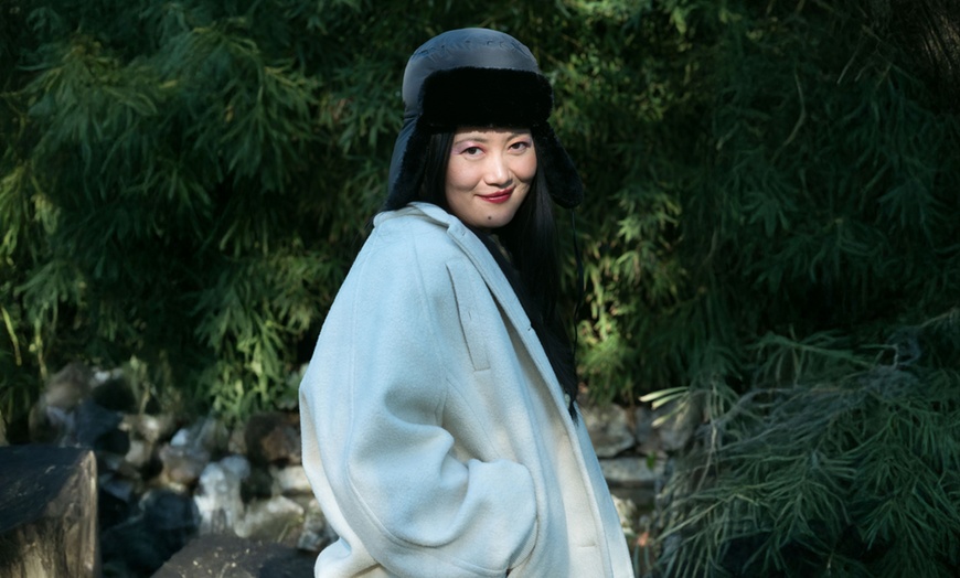 Image 1: Sesión de fotografía: retrato individual, pareja o amigos  