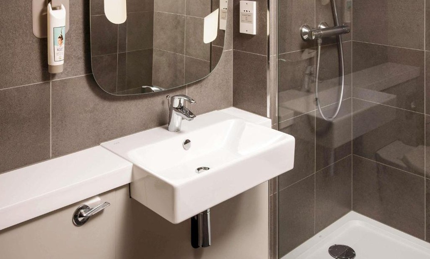 Image 3: Coventry: Double or Twin Room with Breakfast