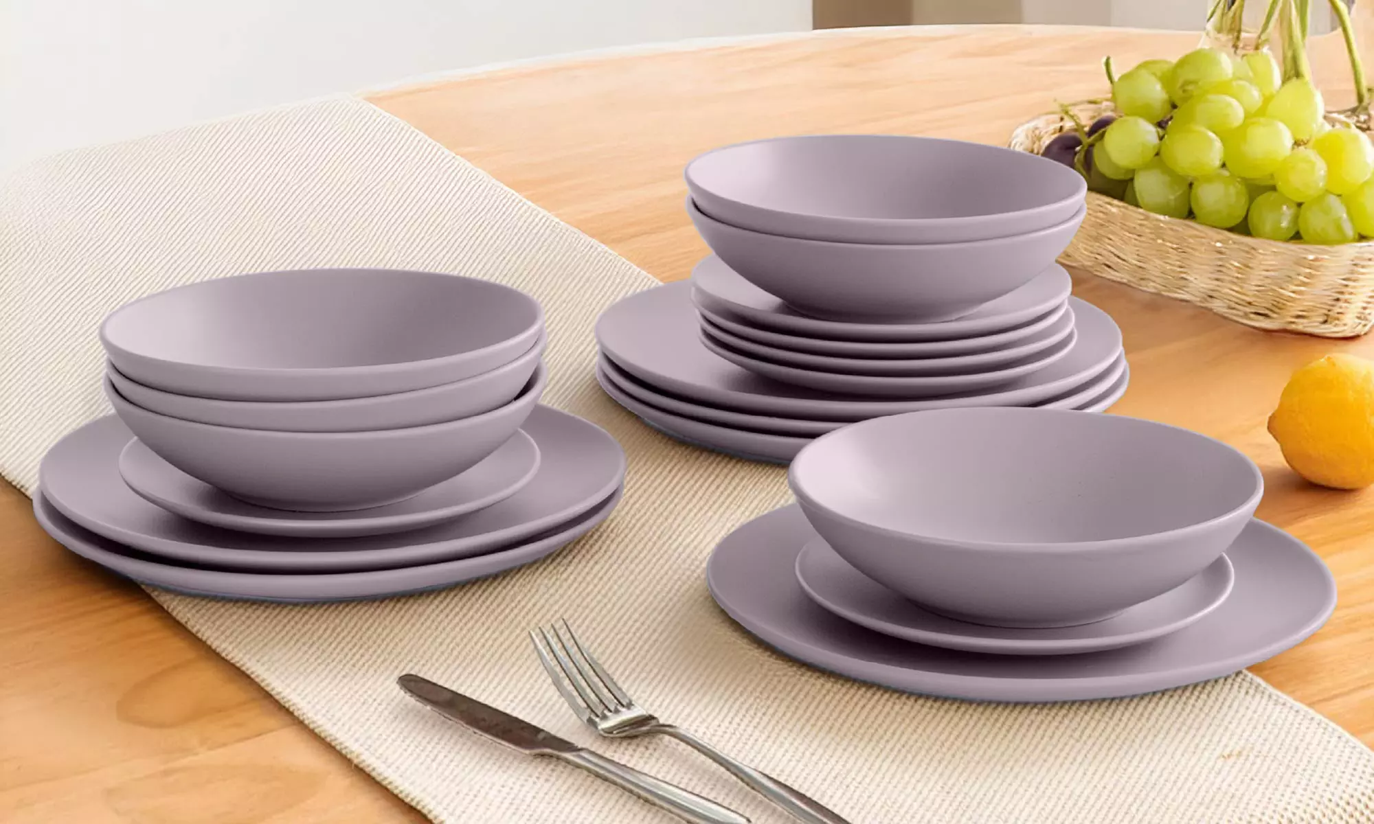 Servizio di 18 piatti in porcellana