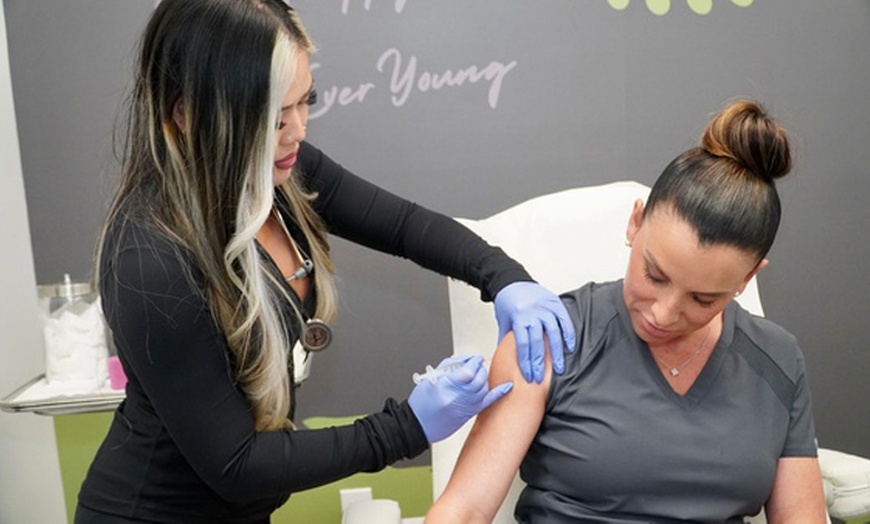 Image 1: 10- or 20-Pack of Vit B12 Injections at 4Ever Young - Miami Dadeland