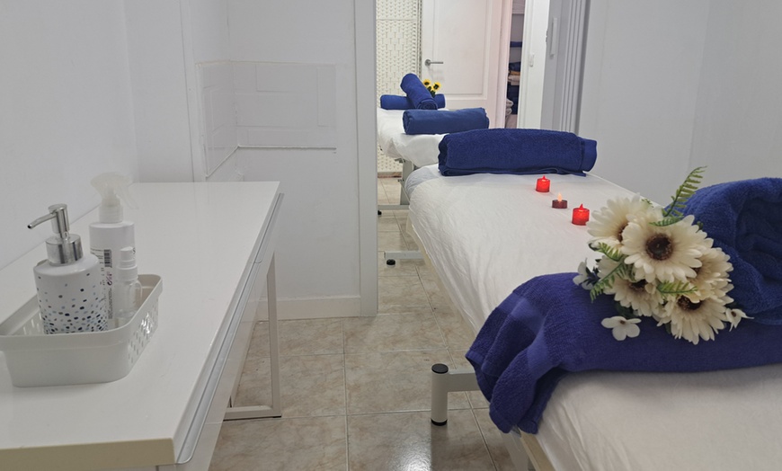 Image 3: Escapada en pareja con masaje, rituales, cava y bombones 