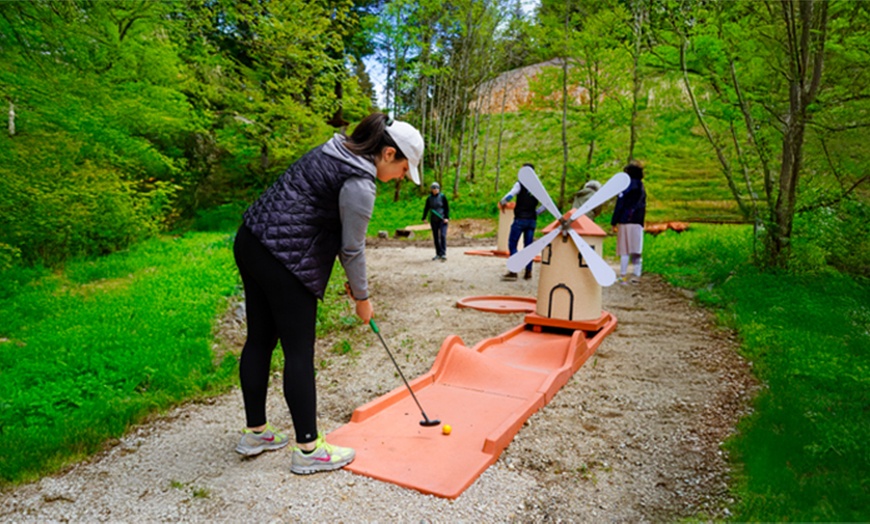Image 2: Partie de minigolf pour 1, 2 ou 4 personnes aux Monts Jura