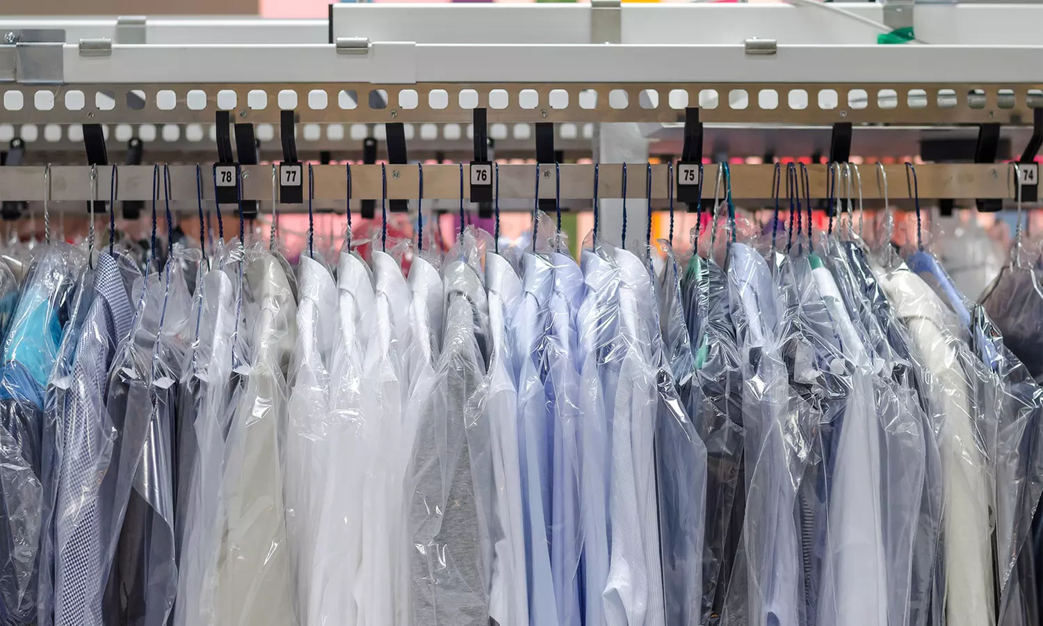 Servicio de planchado o lavado y planchado para 5, 10 o 15 camisas con cuidado y puntualidad hasta un 51% menos - Second Medium