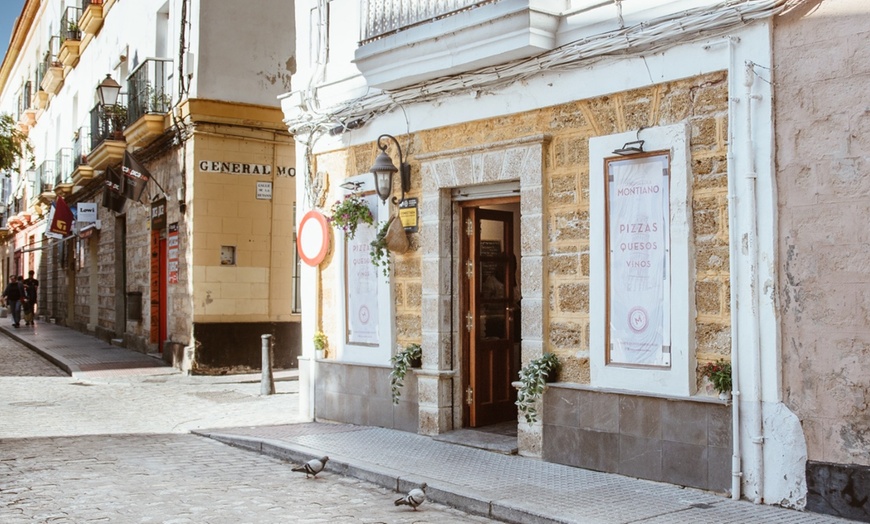 Image 2: Menú de pizzas para 2 o 4 personas con entrantes y bebidas
