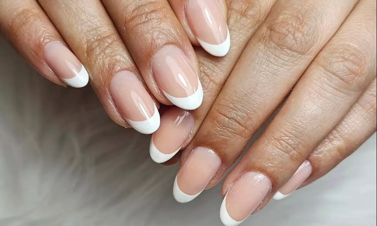 1 sesión de manicura y/o pedicura con esmaltado semipermanente