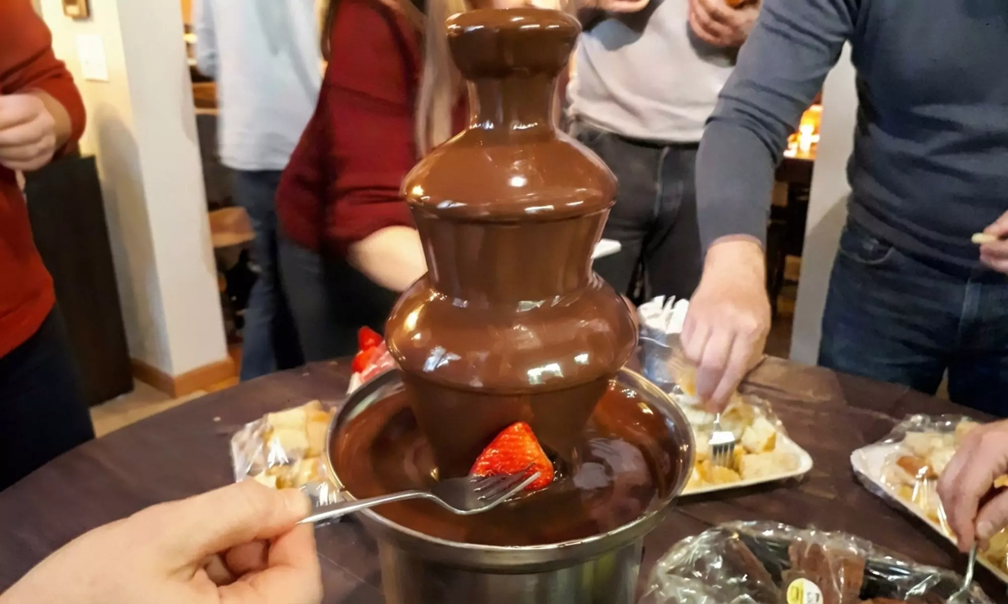 Cata de chocolates al aire libre con cava y juegos para 1 o 2 personas