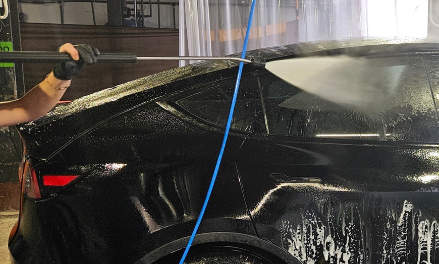 Image 2: Lavado a mano con tratamiento y limpiaparabrisas o 10 lavados en túnel