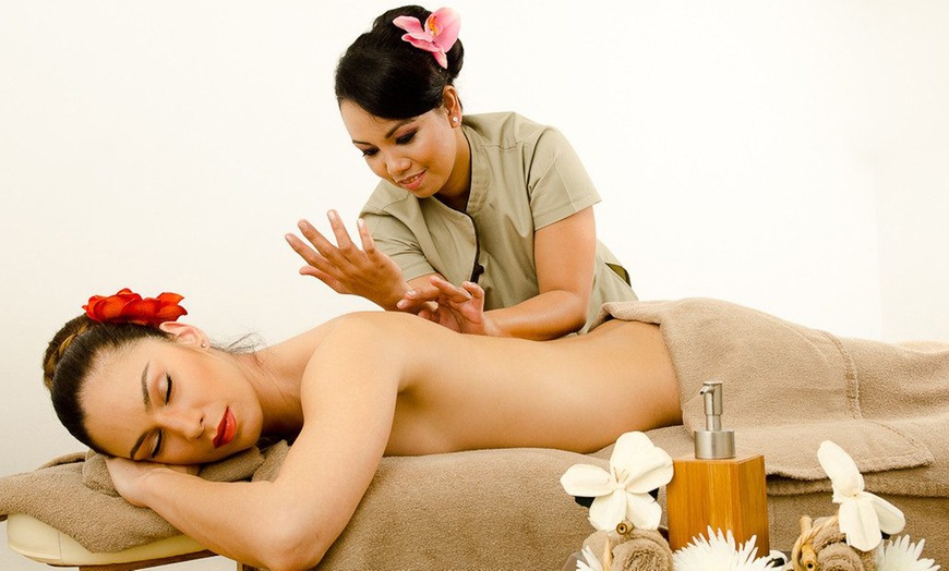 Image 3: Masaje Hawaiano Lomi Lomi de 60 o 90 minutos para 1 persona