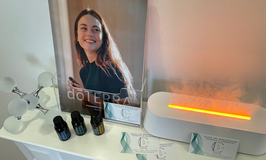 Image 2: 30/60 Min. therapeutische Rücken- & Kopf Aromaöl-Massage für 1 Person