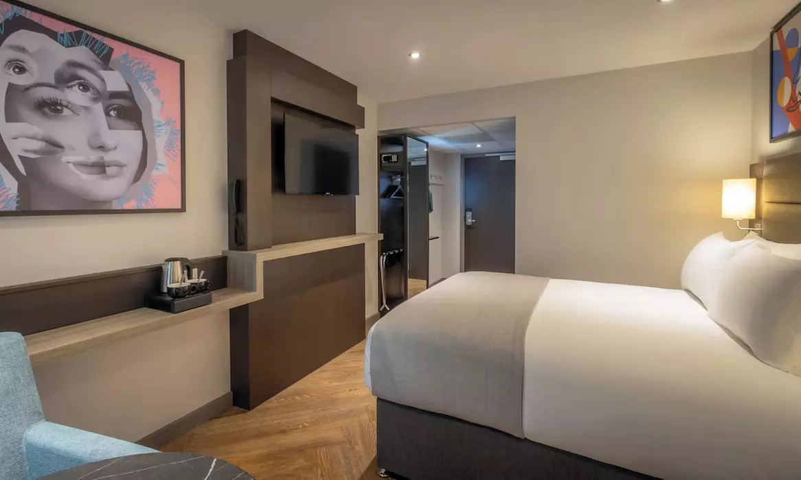 London: Stay for 2-4 in Deluxe Rooms with Breakfast